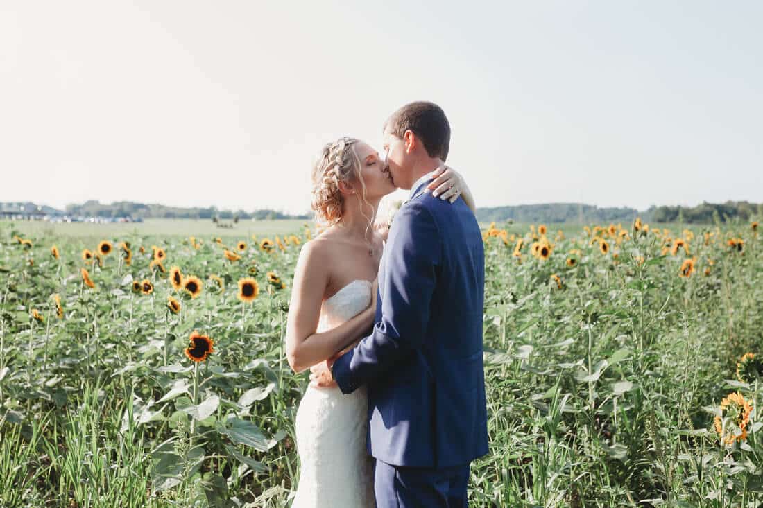 Wedding picture kissing